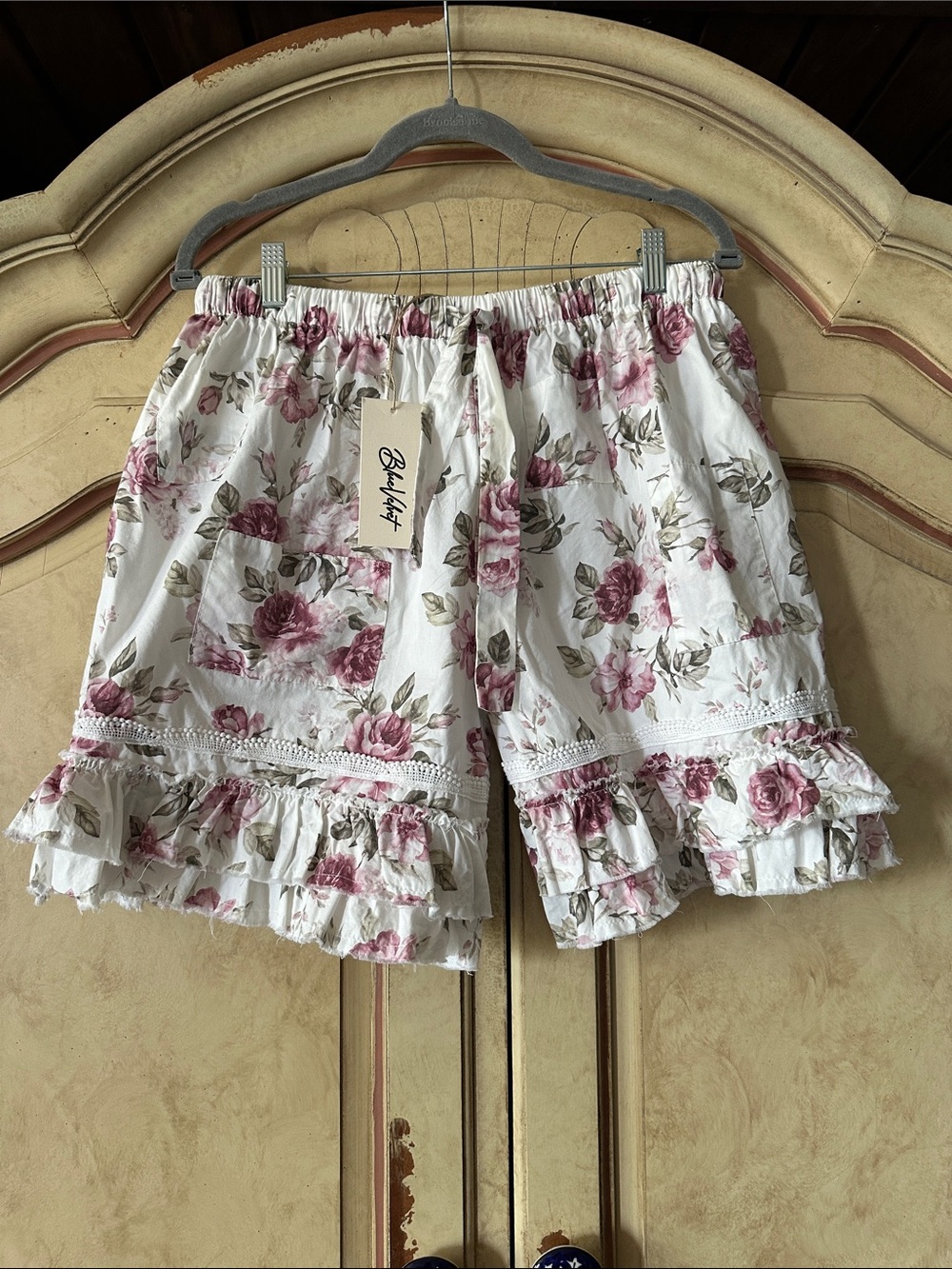 NWT BlueVelvet White Floral Ruffle Shorts size Large